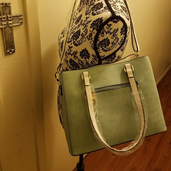 Beautiful Pastel Green Handbag - Picture 2 of 5